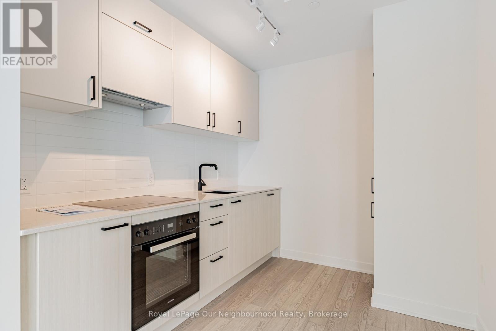 811 - 1 Quarrington Lane, Toronto, Ontario  M3C 0S4 - Photo 4 - C12539878