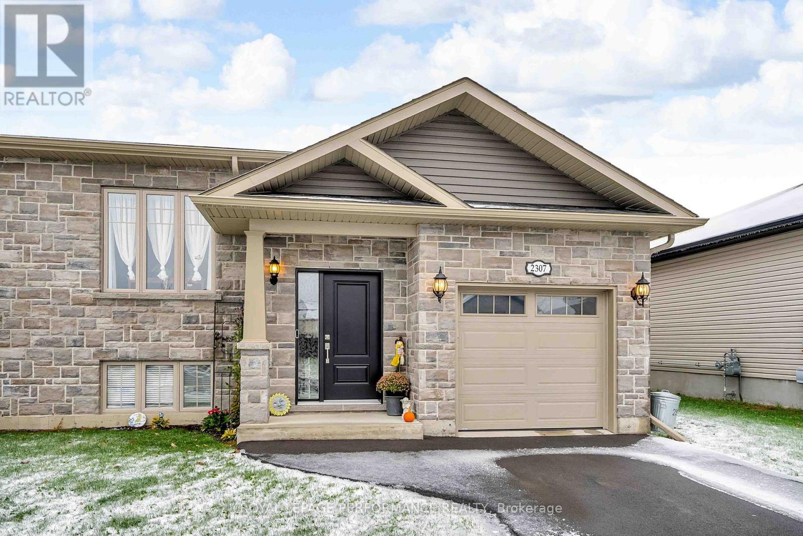 2307 Watson Crescent, Cornwall, Ontario K6H 0H5 - Photo 2 - X12539926