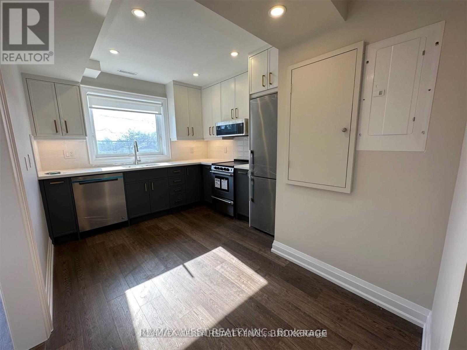 Upper - 256 Annette Street, Toronto, Ontario  M6P 1R1 - Photo 8 - W12493430