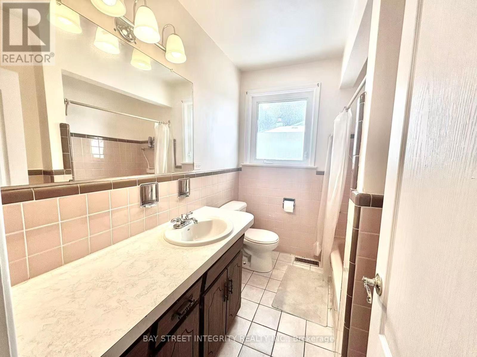 63 Caines Avenue, Toronto, Ontario  M2R 2L2 - Photo 12 - C12539978