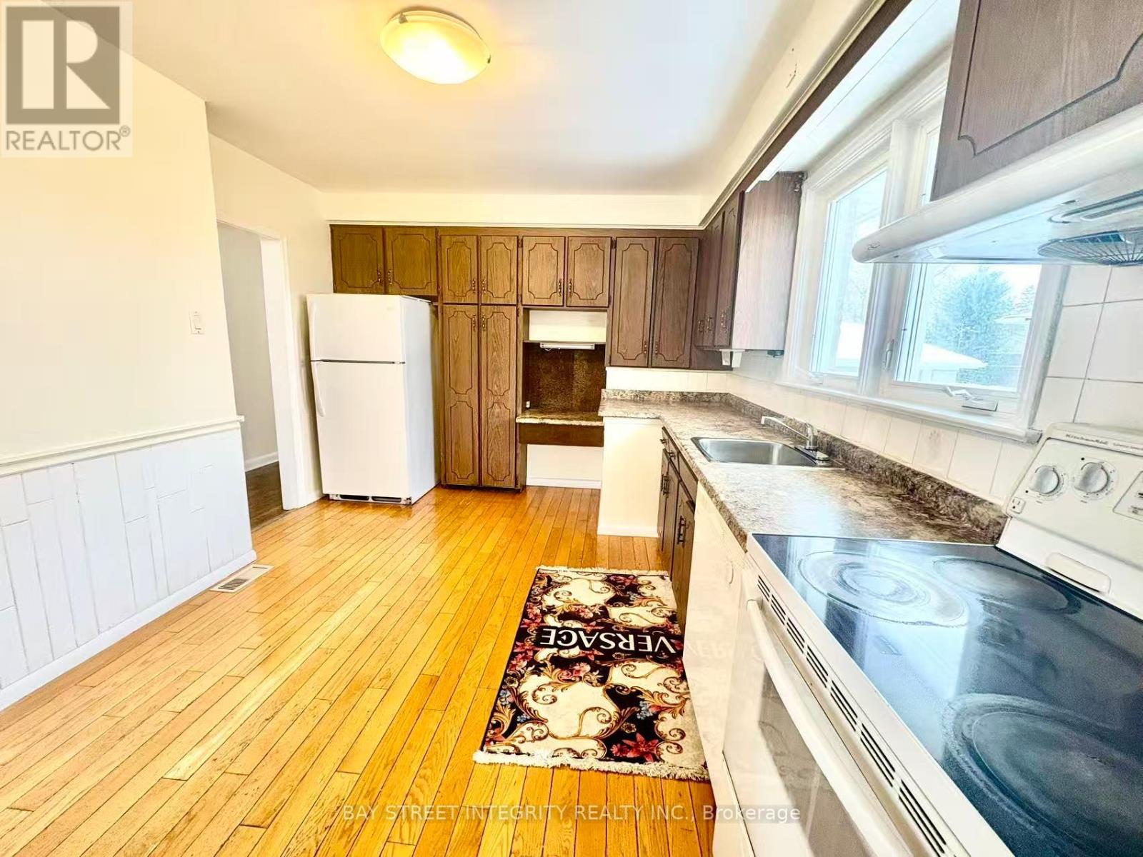 63 Caines Avenue, Toronto, Ontario  M2R 2L2 - Photo 9 - C12539978