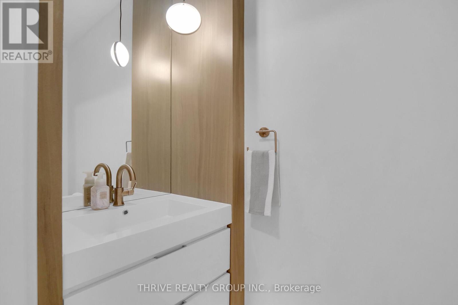 Photo 13 of 37 for 3948 Campbell Street N