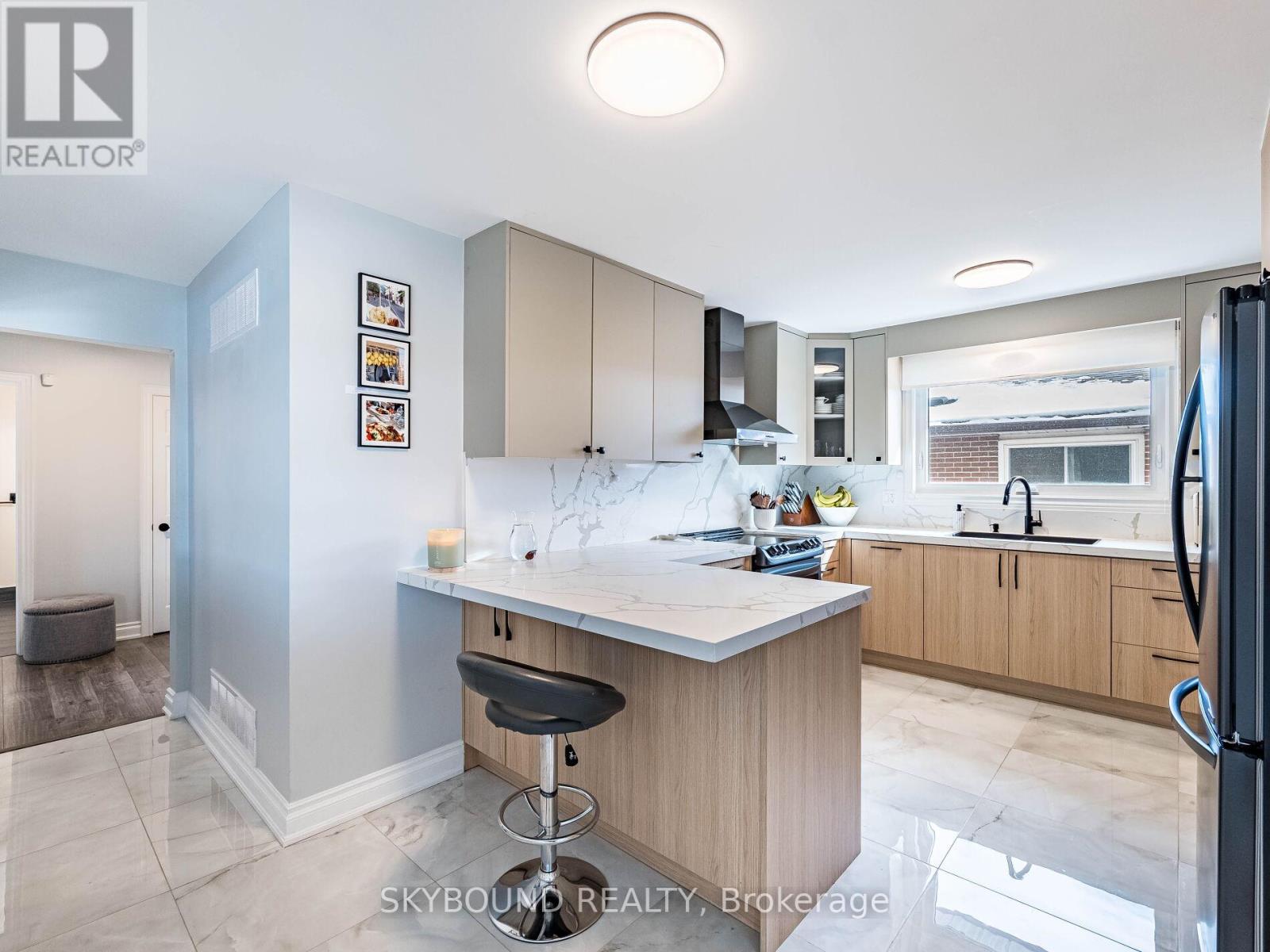 3878 Midhurst Lane, Mississauga, Ontario  L4Z 1C7 - Photo 5 - W12540004