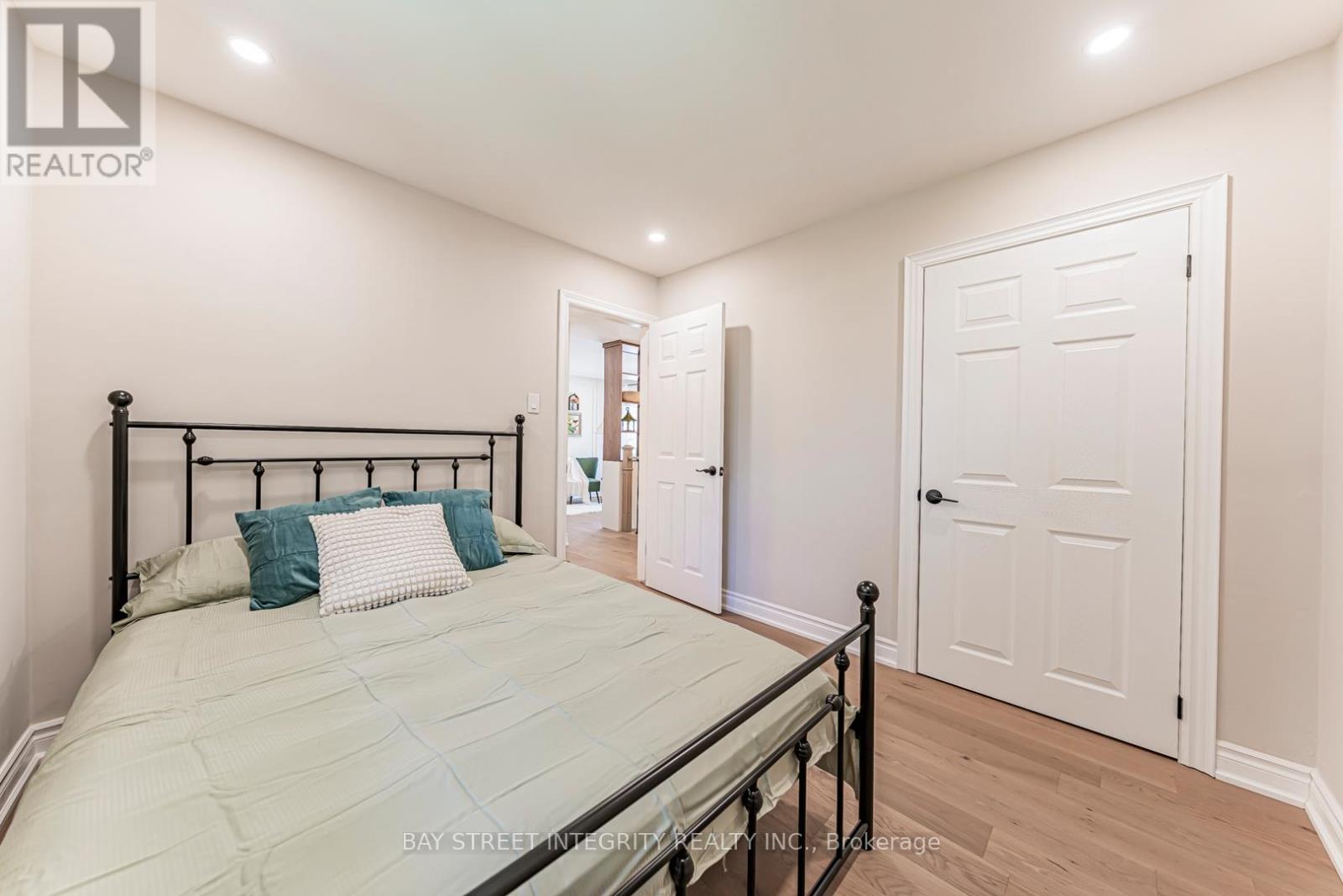 323 Clifton Road, Kitchener, Ontario  N2H 4W1 - Photo 20 - X12540084