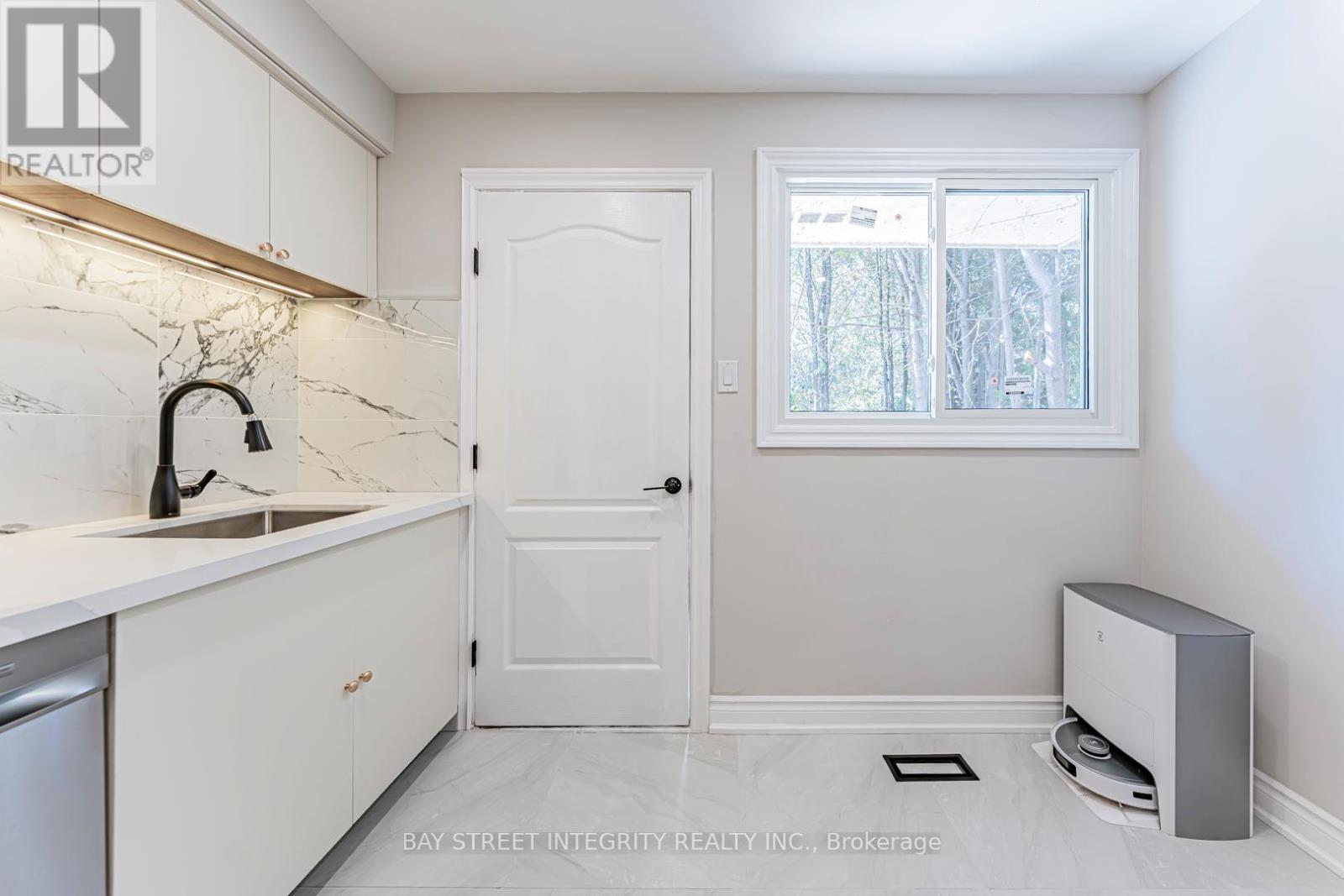 323 Clifton Road, Kitchener, Ontario  N2H 4W1 - Photo 24 - X12540084