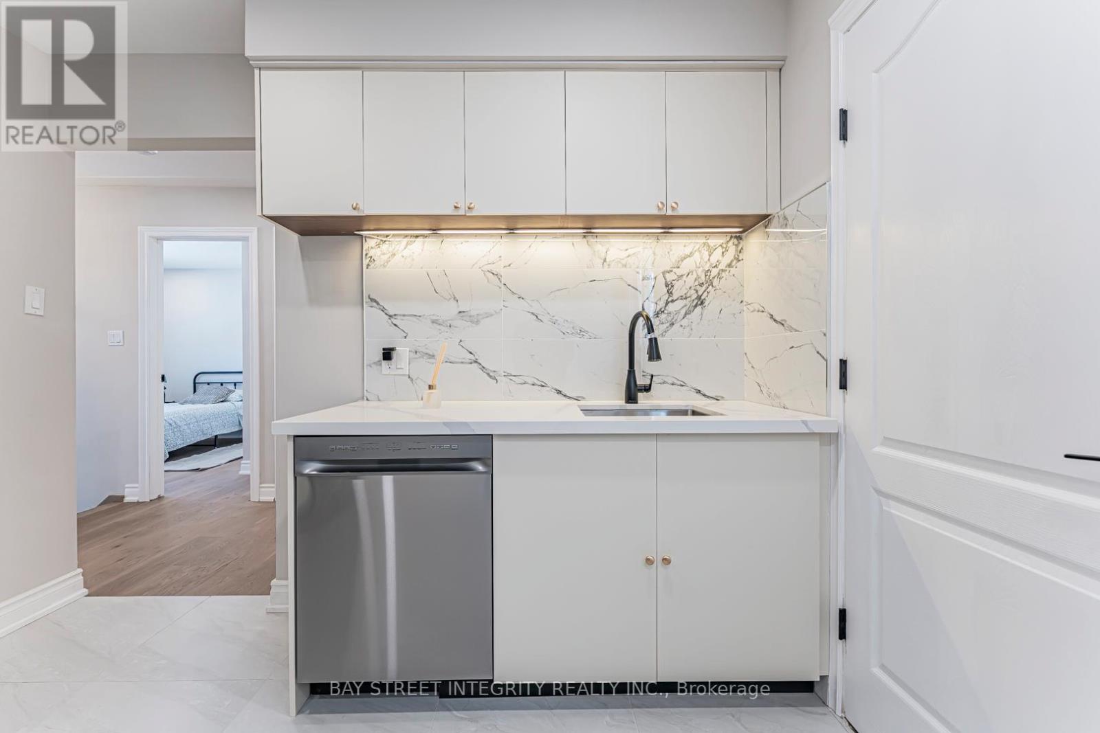 323 Clifton Road, Kitchener, Ontario  N2H 4W1 - Photo 27 - X12540084