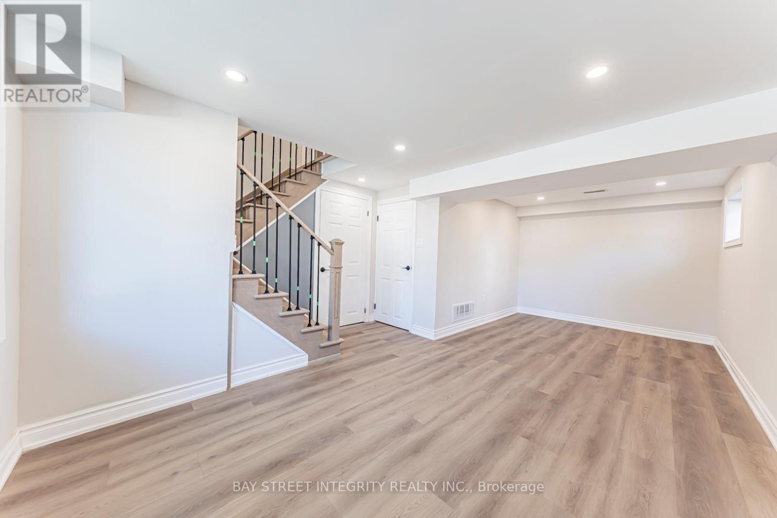 323 Clifton Road, Kitchener, Ontario  N2H 4W1 - Photo 33 - X12540084