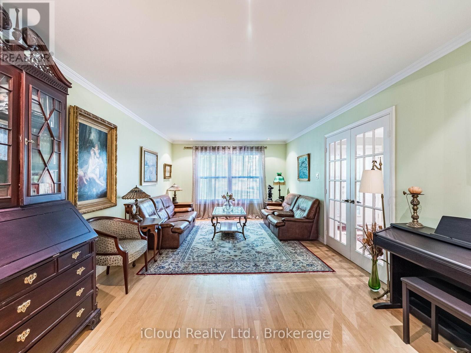 1529 Ballyclare Drive, Mississauga, Ontario  L5C 1J4 - Photo 10 - W12474197