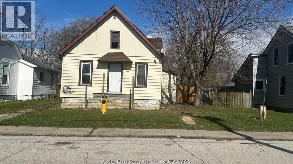 MLS# 25028593: 135 EDGAR STREET, Chatham, Canada