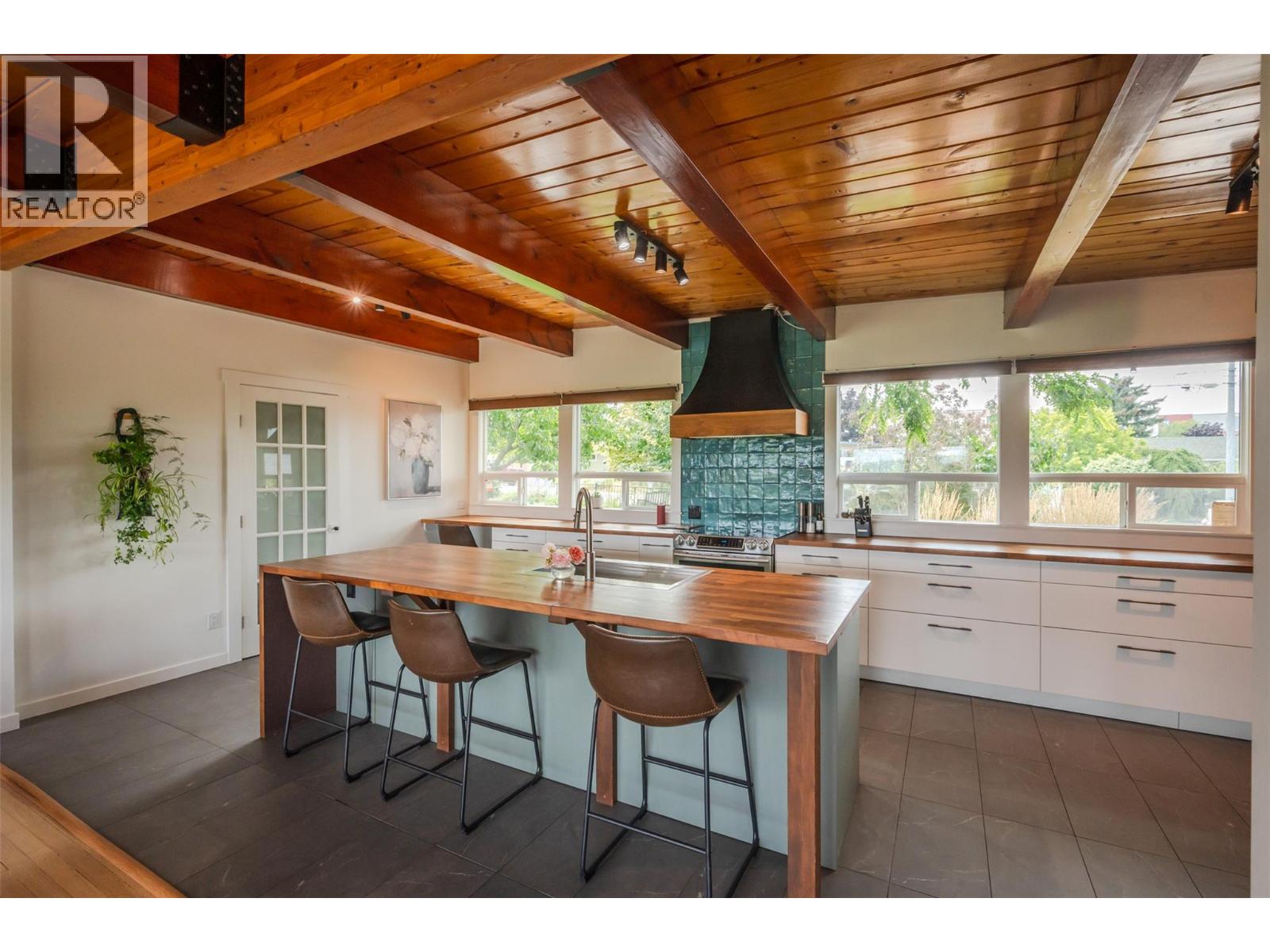 735 Ross Avenue, Penticton, British Columbia  V2A 3A5 - Photo 3 - 10358044