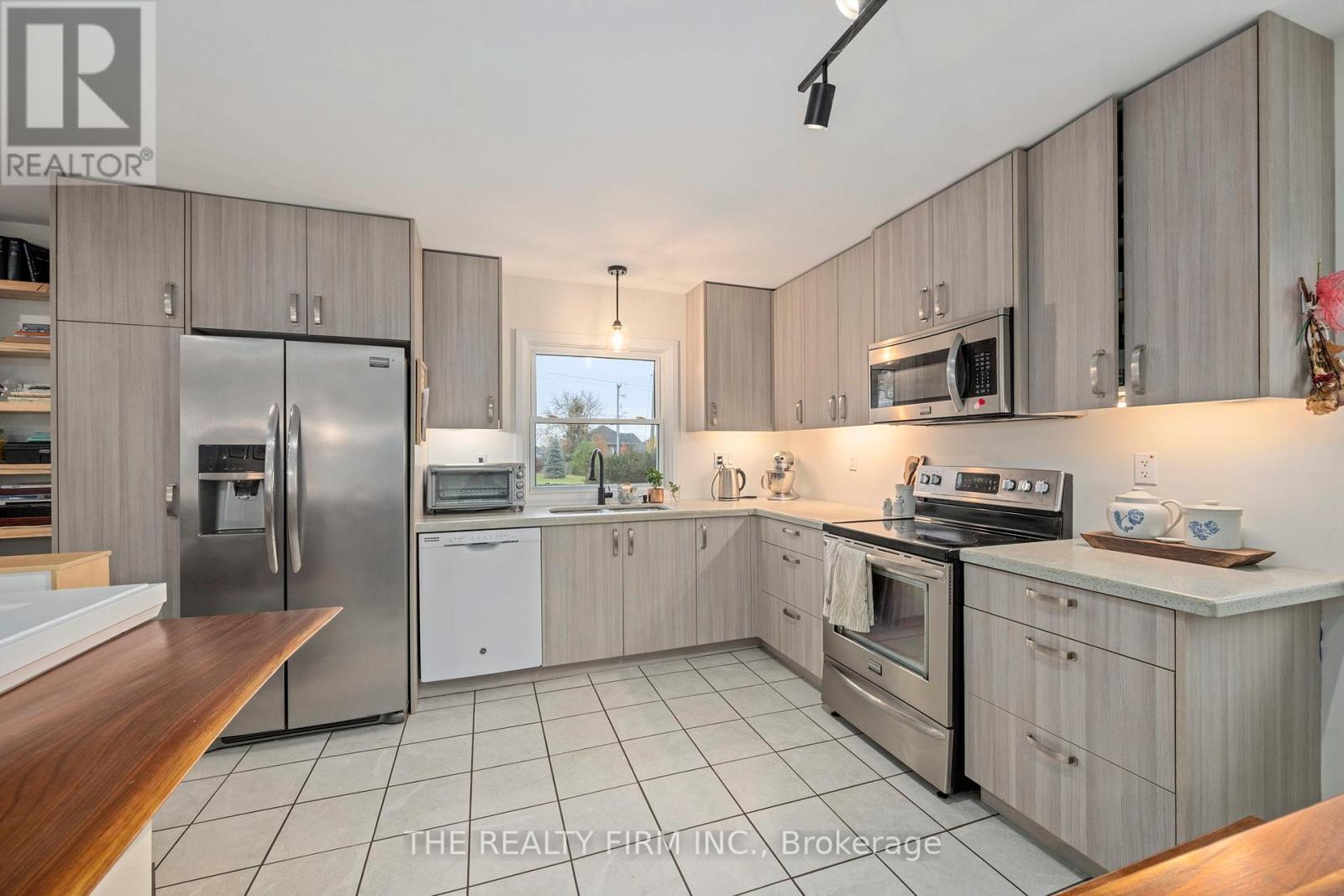 179 Valleyview Drive, Middlesex Centre, Ontario N0L 1R0 - Photo 14 - X12540366