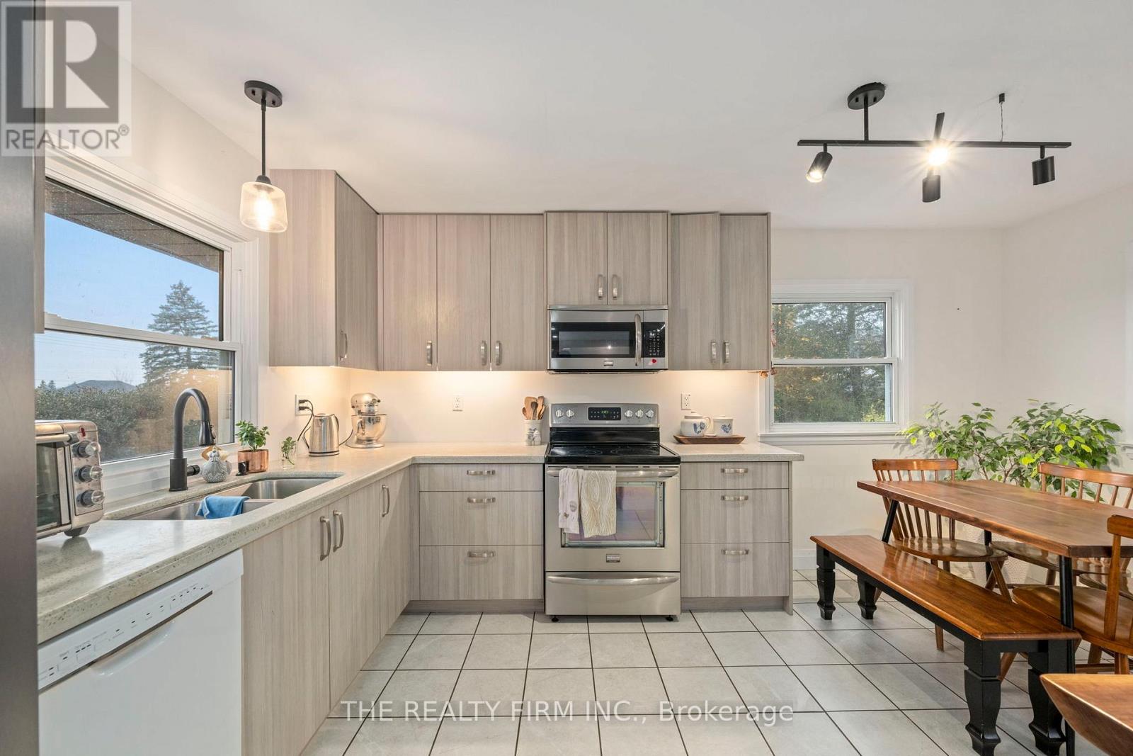 179 Valleyview Drive, Middlesex Centre, Ontario N0L 1R0 - Photo 15 - X12540366