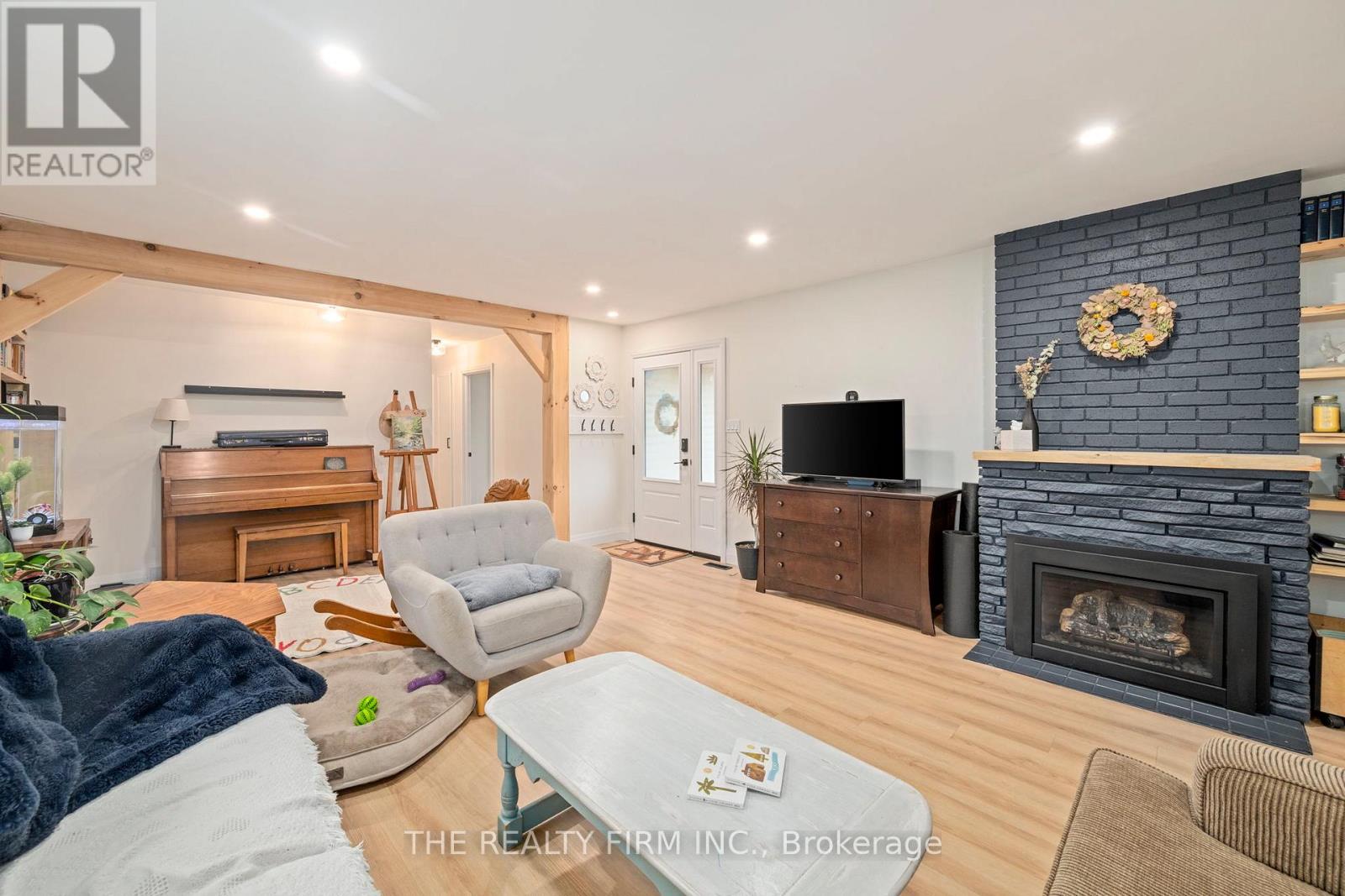 179 Valleyview Drive, Middlesex Centre, Ontario N0L 1R0 - Photo 18 - X12540366