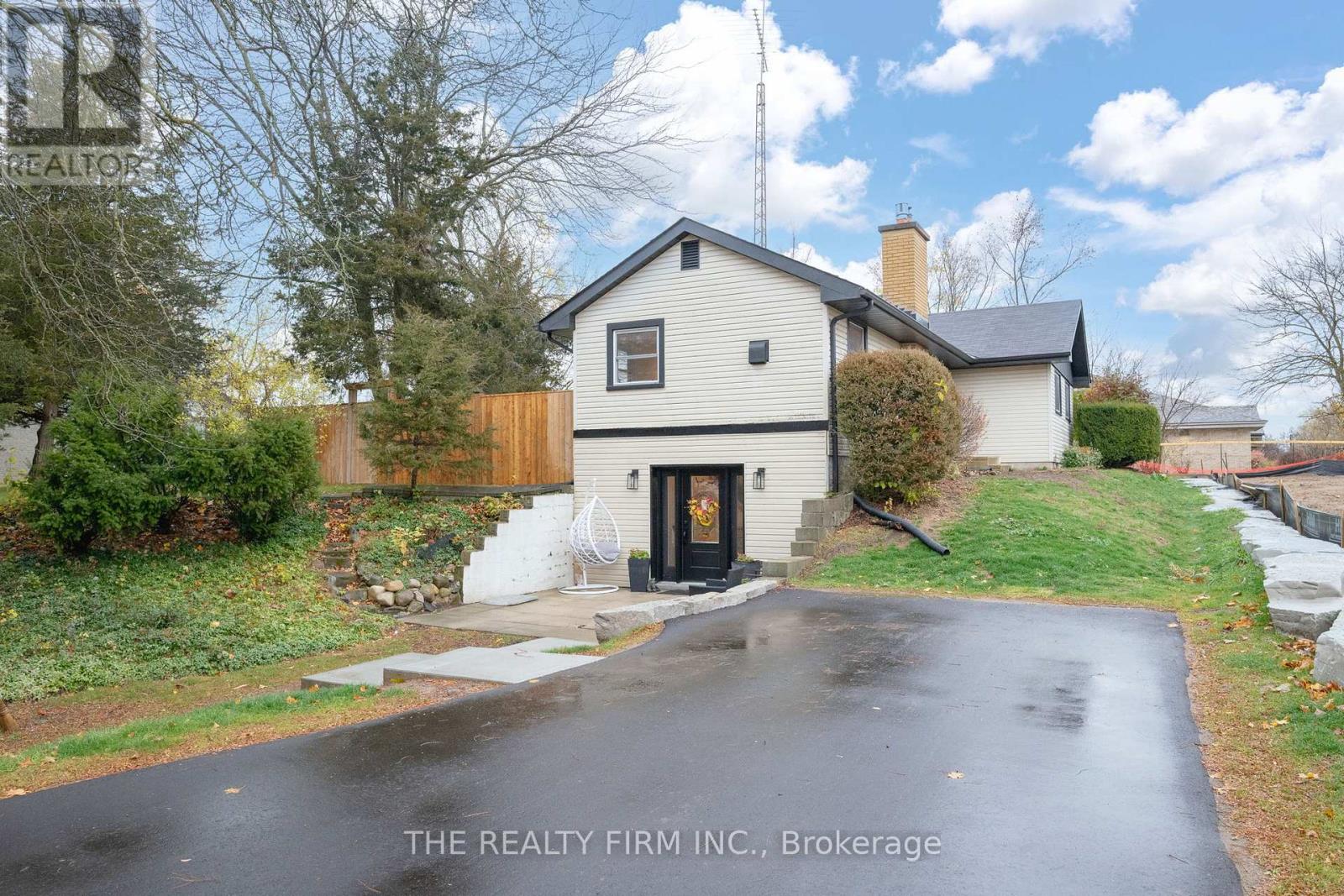 179 Valleyview Drive, Middlesex Centre, Ontario N0L 1R0 - Photo 2 - X12540366