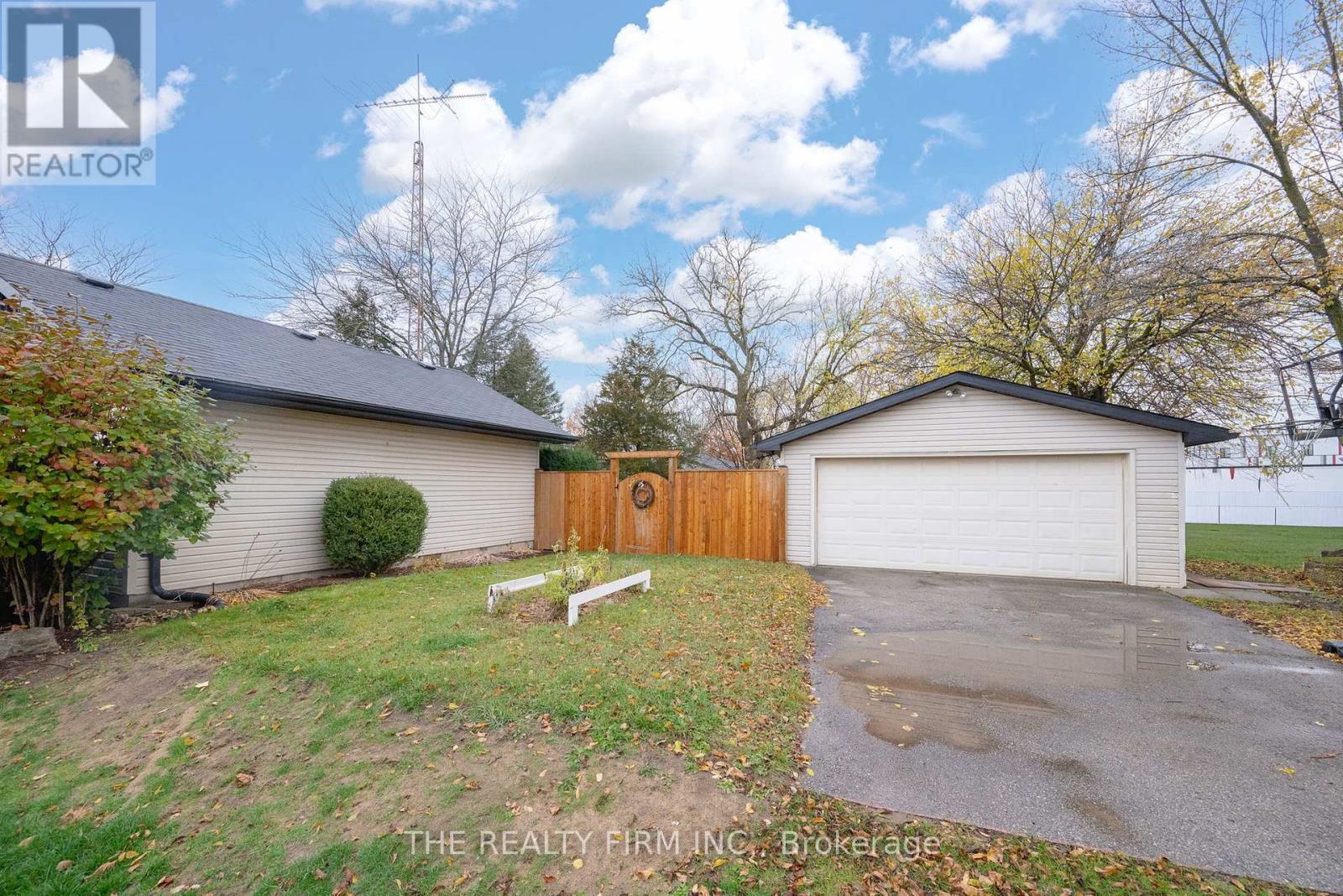 179 Valleyview Drive, Middlesex Centre, Ontario N0L 1R0 - Photo 32 - X12540366