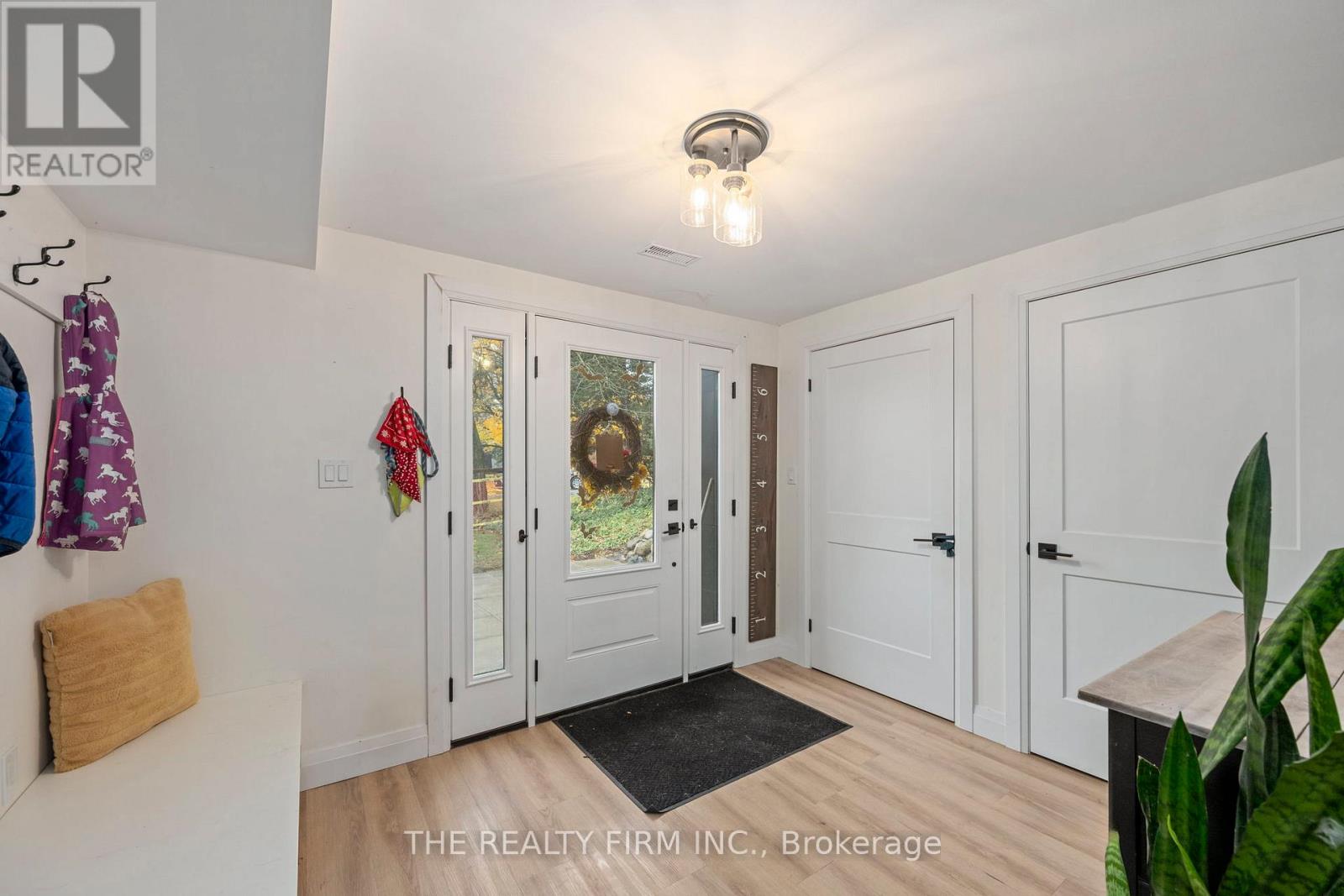 179 Valleyview Drive, Middlesex Centre, Ontario N0L 1R0 - Photo 4 - X12540366