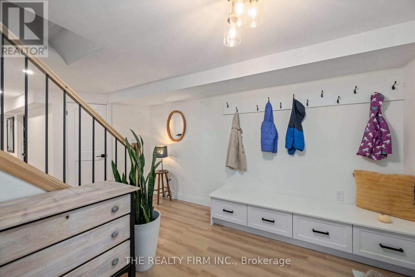 179 Valleyview Drive, Middlesex Centre, Ontario N0L 1R0 - Photo 5 - X12540366