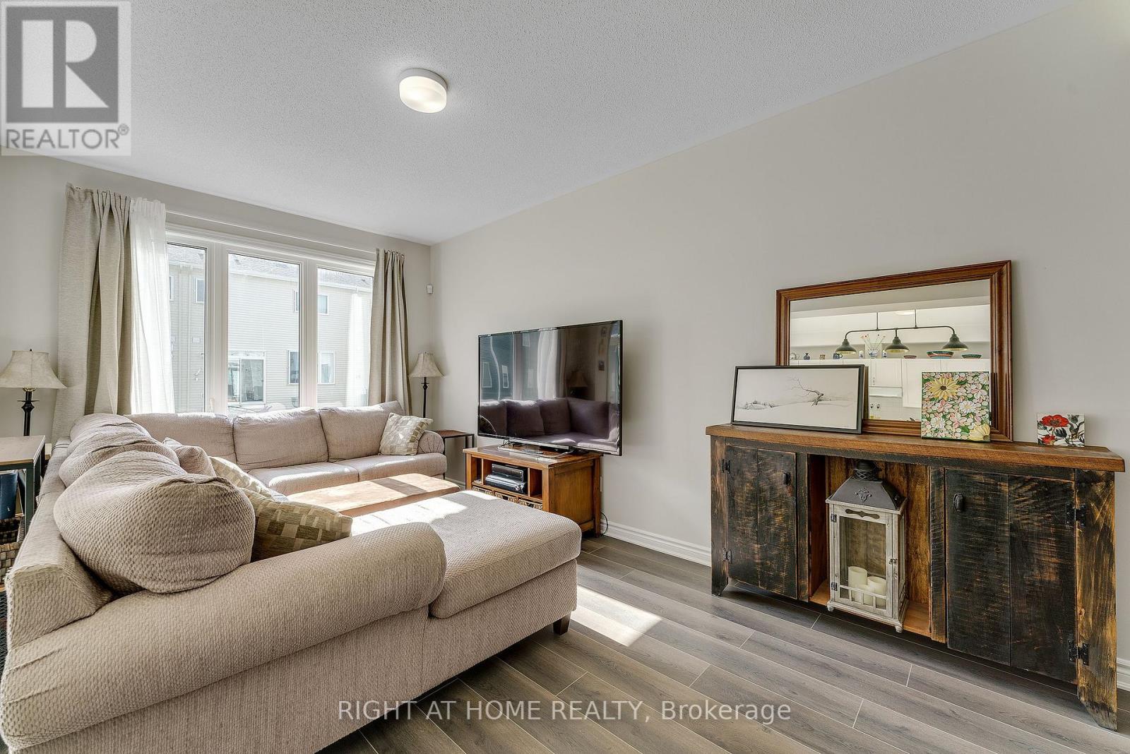 715 Derreen Avenue, Ottawa, Ontario K2S 2Y9 - Photo 8 - X12540310