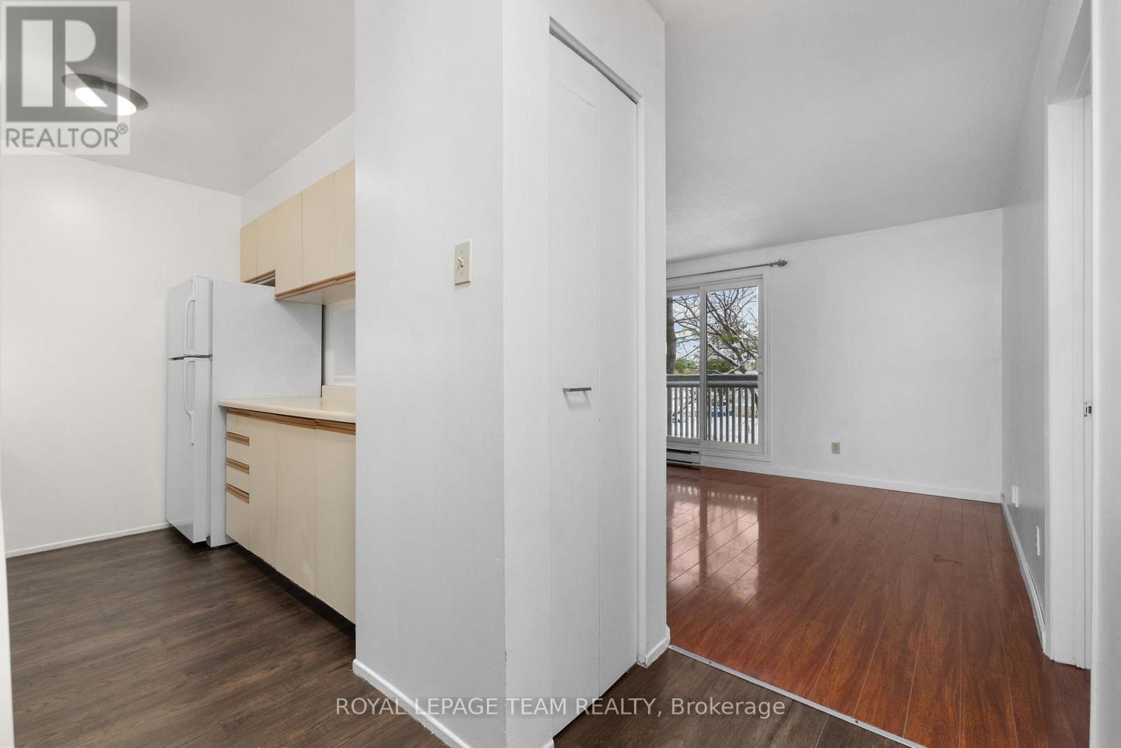 314 - 214 Viewmount Drive, Ottawa, Ontario K2E 7X3 - Photo 4 - X12540368