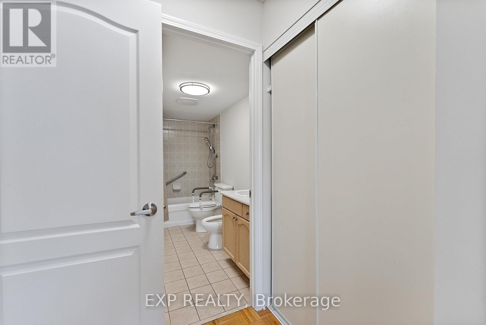 210 - 2506 Rutherford Road, Vaughan, Ontario  L4K 5N4 - Photo 18 - N12540134