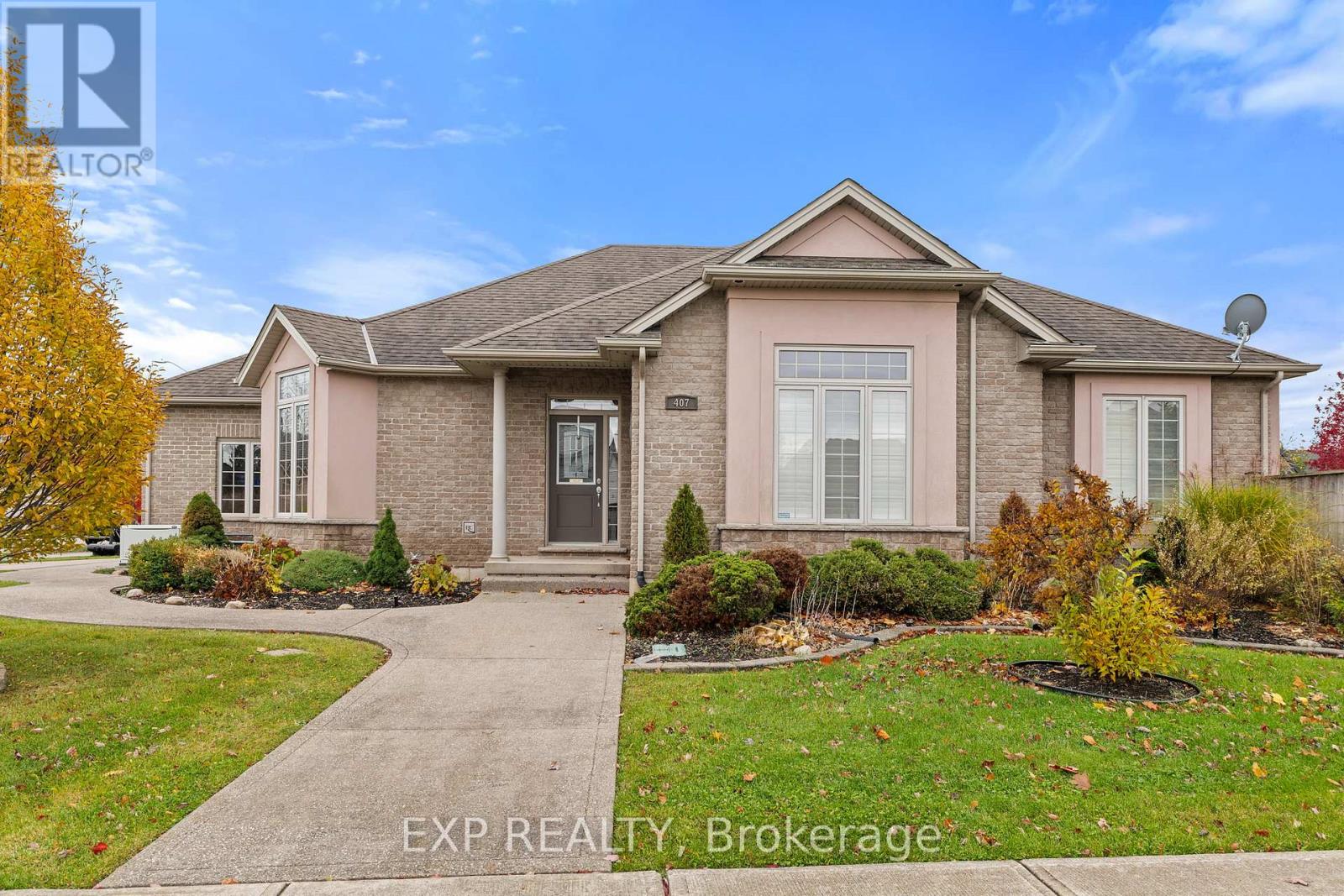 407 Barrington Court, Fort Erie, Ontario L0S 1N0 - Photo 2 - X12540354