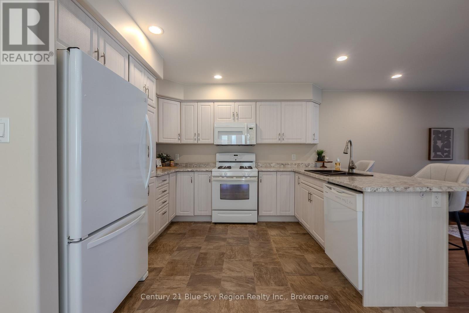 105 Third Street, West Nipissing, Ontario  P2B 3E1 - Photo 11 - X12540412