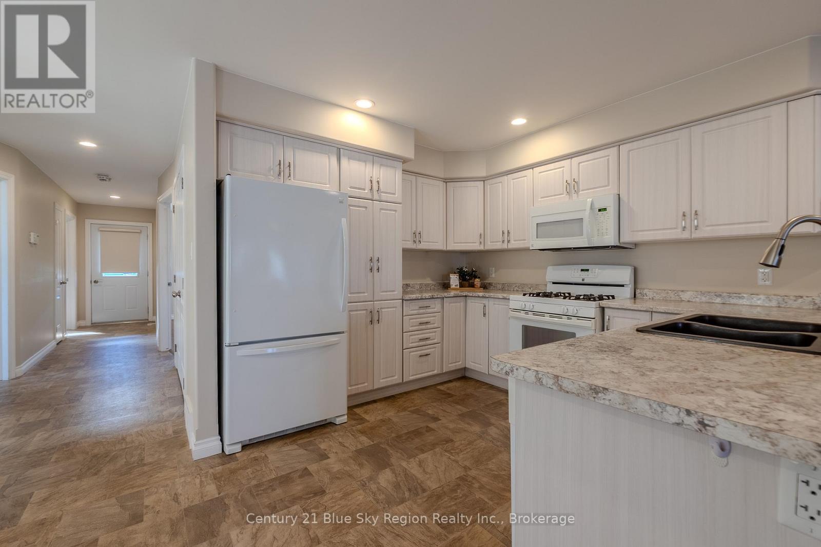 105 Third Street, West Nipissing, Ontario  P2B 3E1 - Photo 12 - X12540412