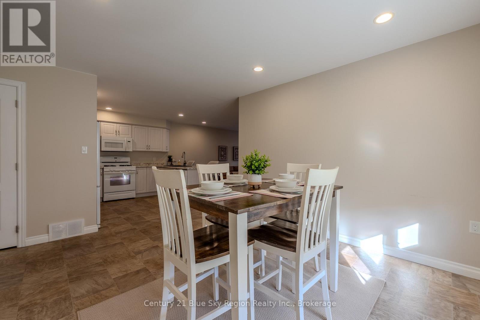 105 Third Street, West Nipissing, Ontario  P2B 3E1 - Photo 17 - X12540412