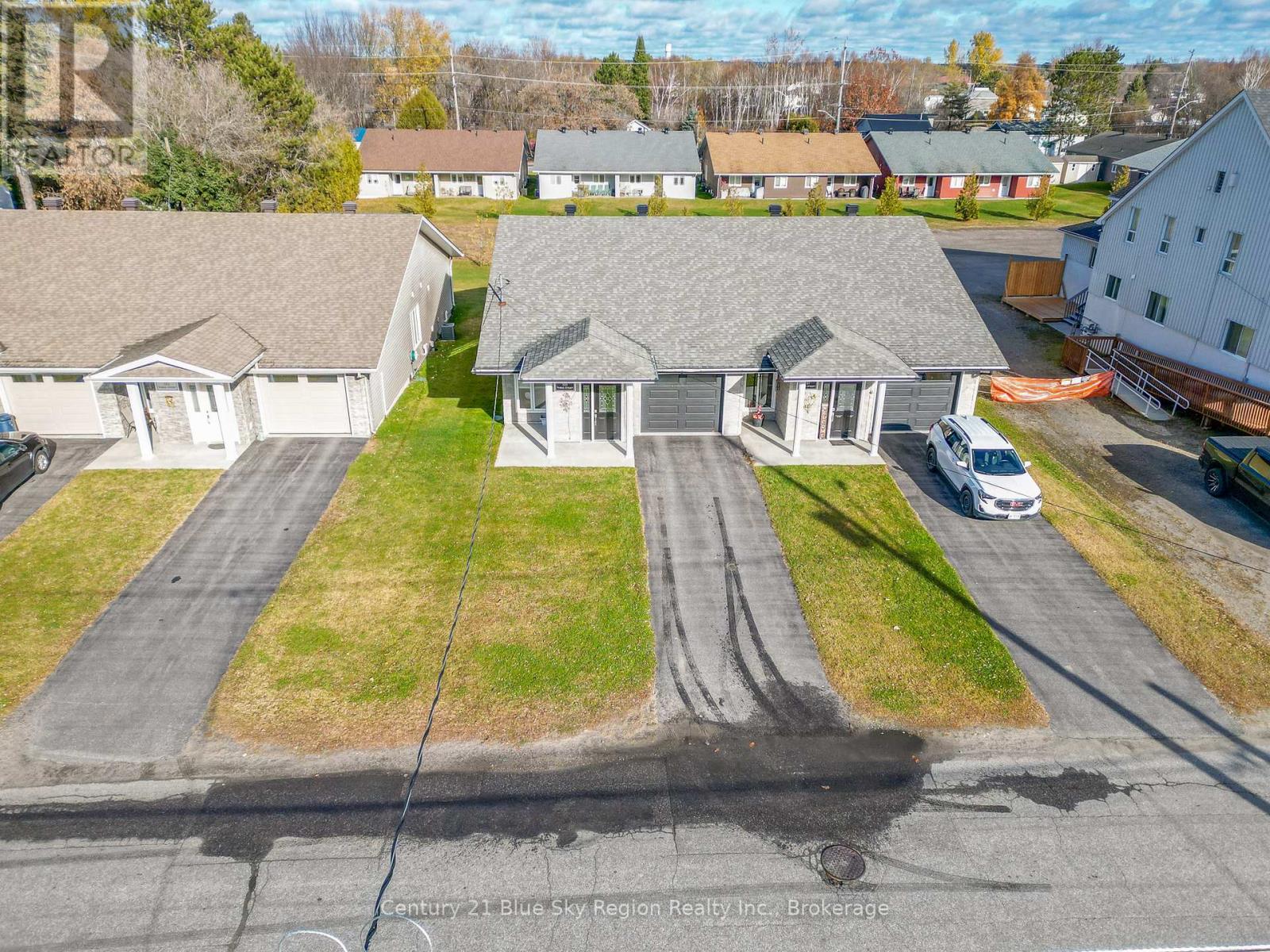 105 Third Street, West Nipissing, Ontario  P2B 3E1 - Photo 2 - X12540412