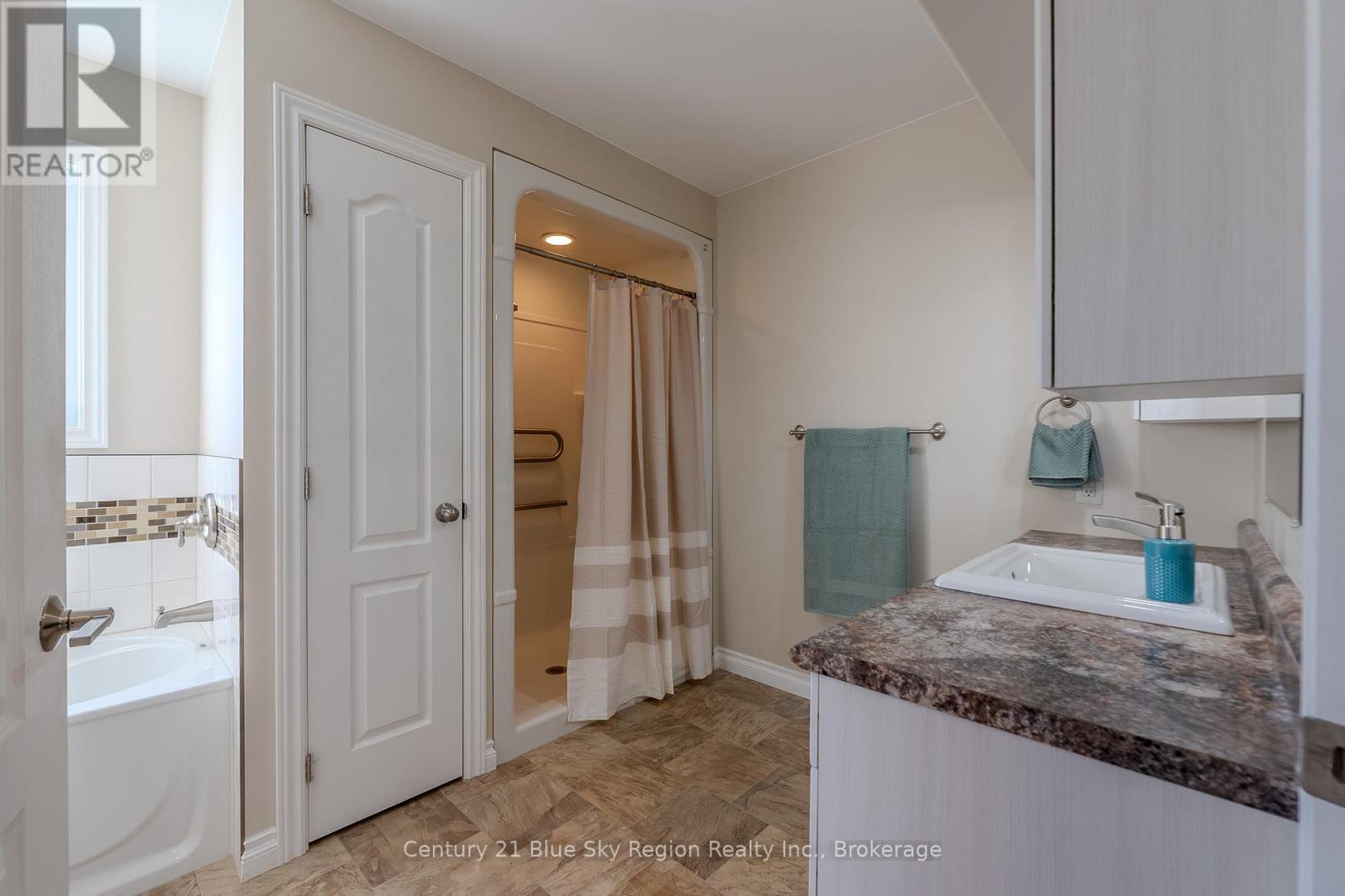 105 Third Street, West Nipissing, Ontario  P2B 3E1 - Photo 24 - X12540412