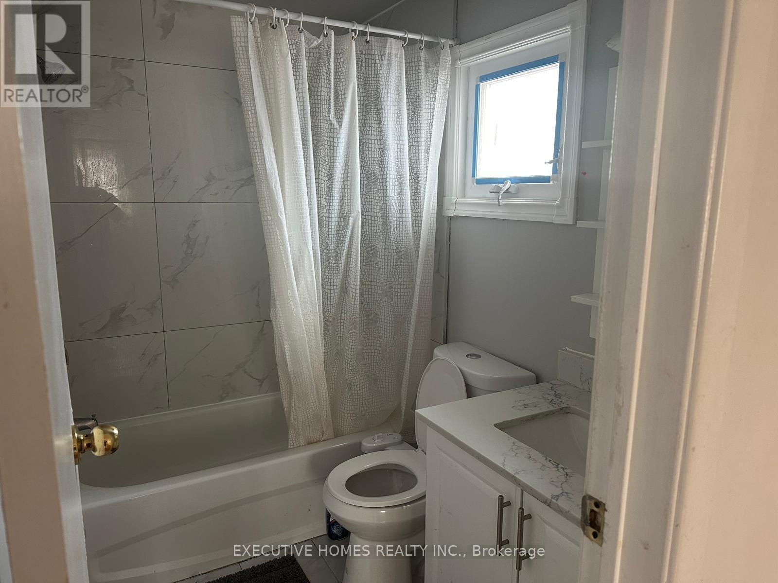 18 Sheldrake Court, Brampton, Ontario  L6Y 2W9 - Photo 2 - W12540122