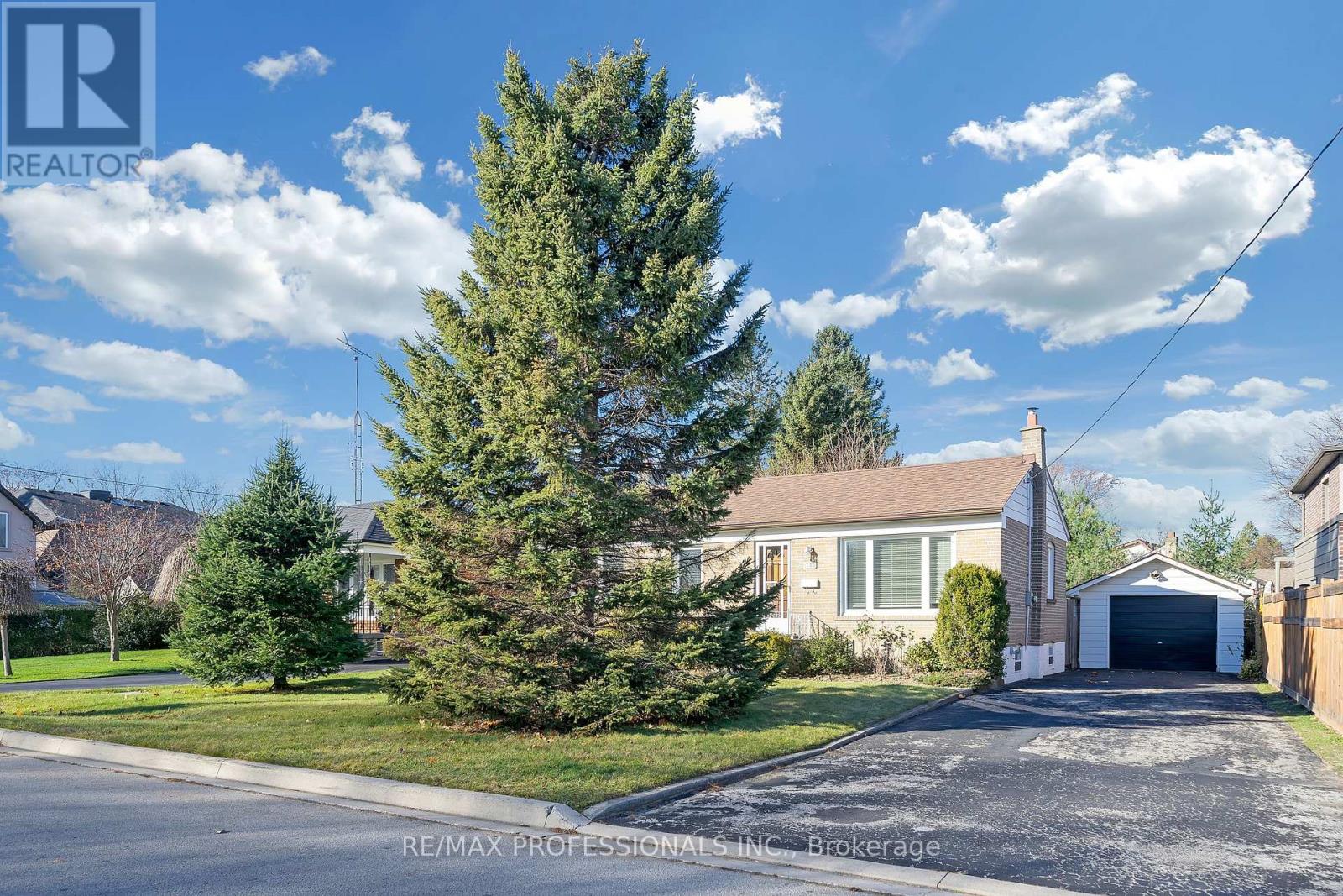 1185 Sylva Road, Mississauga, Ontario  L5E 1S5 - Photo 3 - W12540188