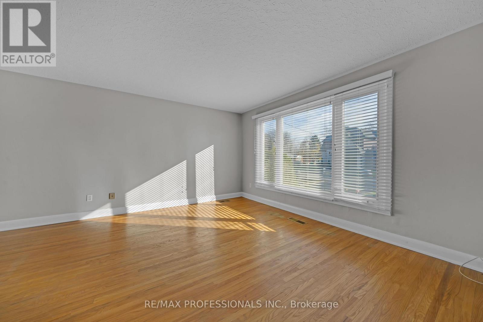 1185 Sylva Road, Mississauga, Ontario  L5E 1S5 - Photo 5 - W12540188