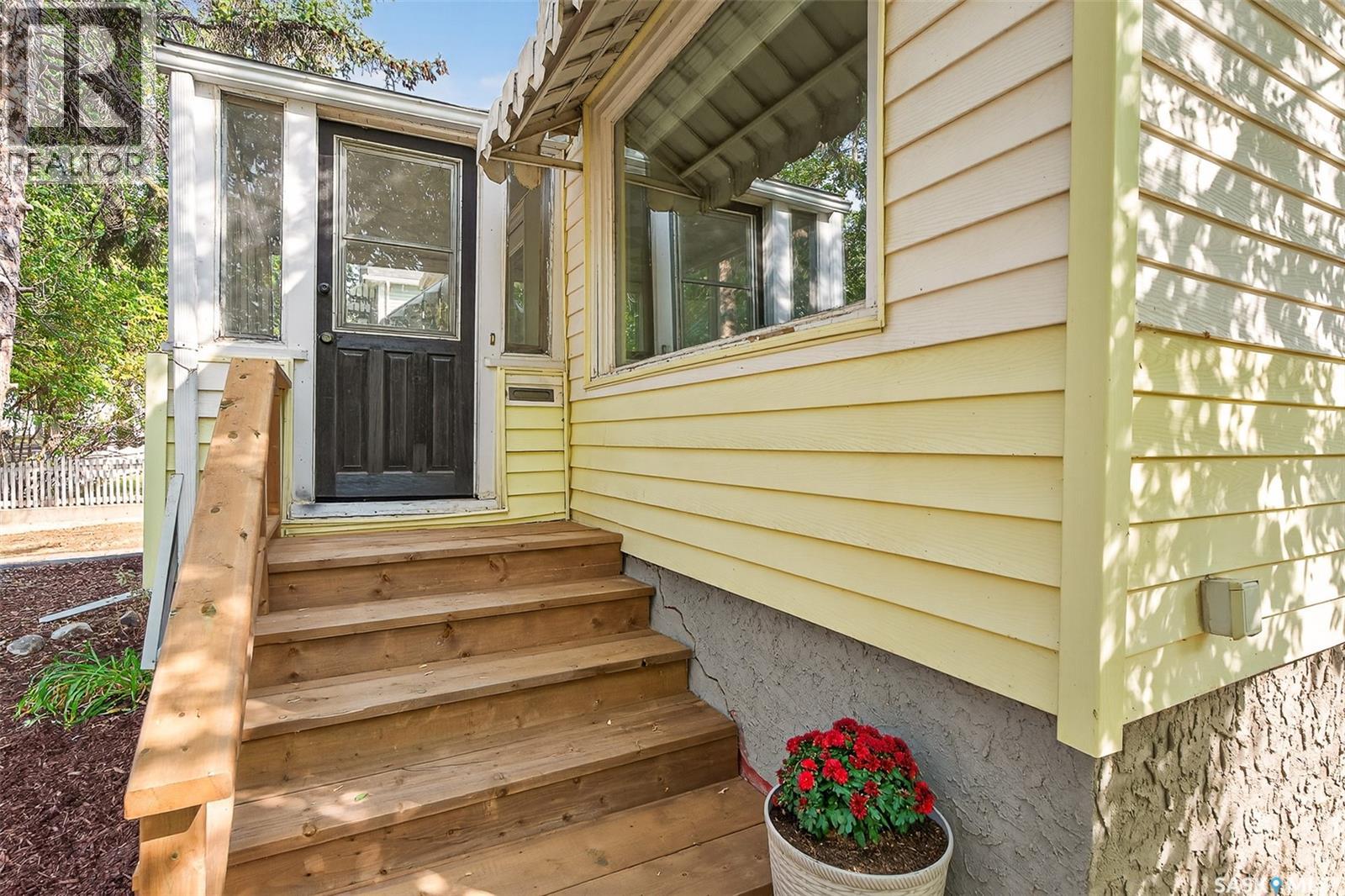 1045 4th Avenue Nw, Moose Jaw, Saskatchewan  S6H 3X2 - Photo 3 - SK023879