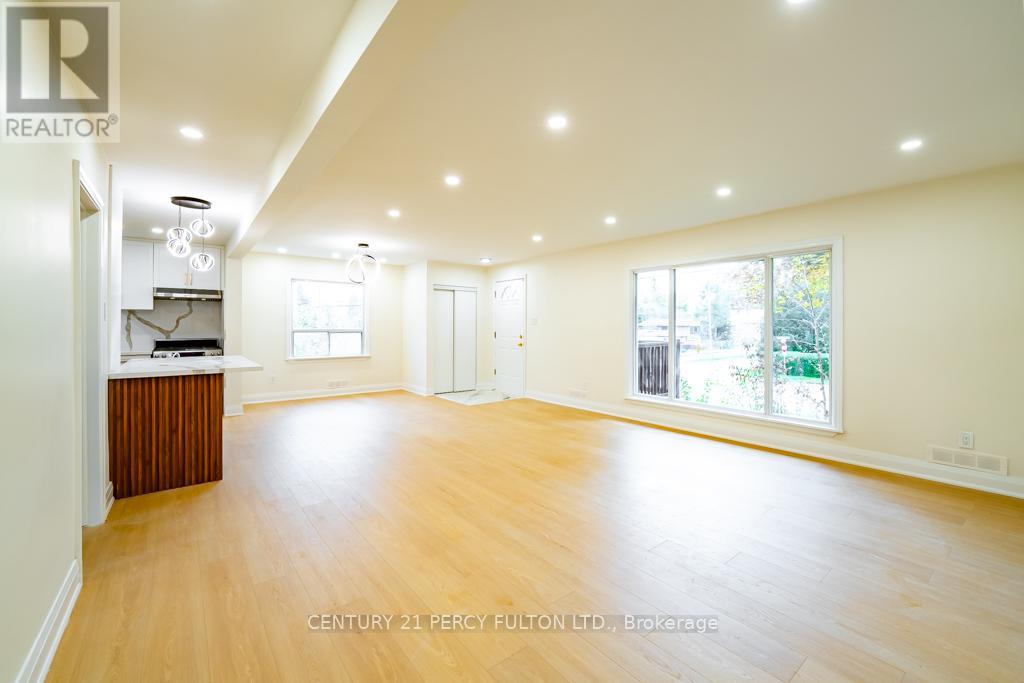 243 Ruggles Avenue, Richmond Hill, Ontario  L4C 1Y6 - Photo 5 - N12521878