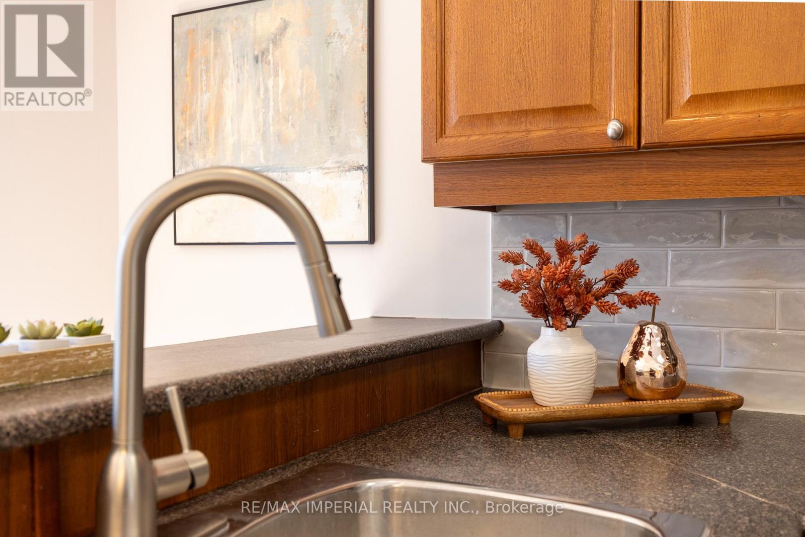 94 Littlewood Drive, Oakville, Ontario  L6H 6V1 - Photo 17 - W12532300