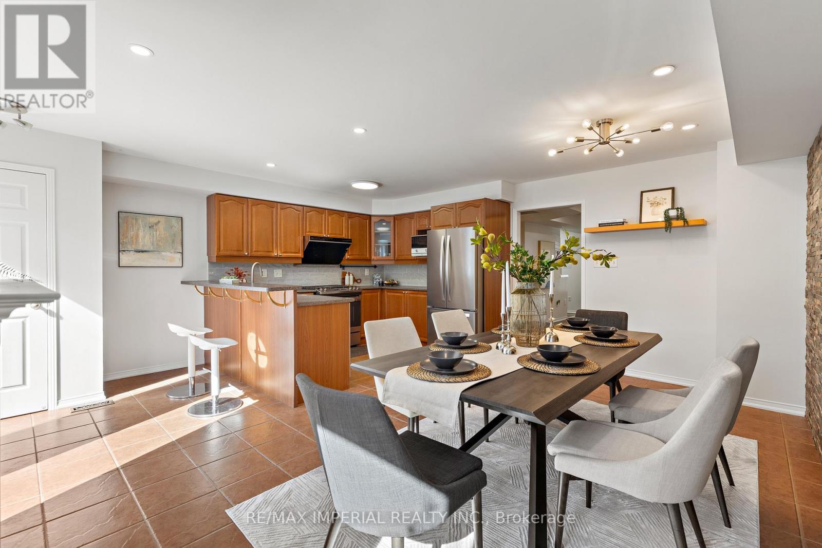 94 Littlewood Drive, Oakville, Ontario  L6H 6V1 - Photo 11 - W12532300