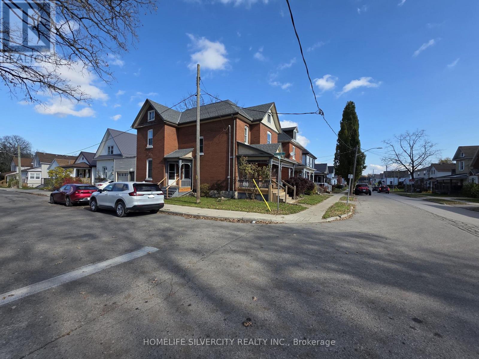 79 Scott Street, St. Thomas, Ontario  N5P 1L1 - Photo 2 - X12499456