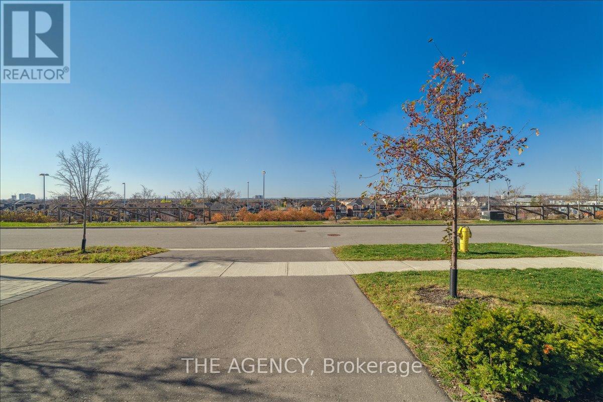 84 Salterton Circle, Vaughan, Ontario  L6A 4Z1 - Photo 5 - N12540446