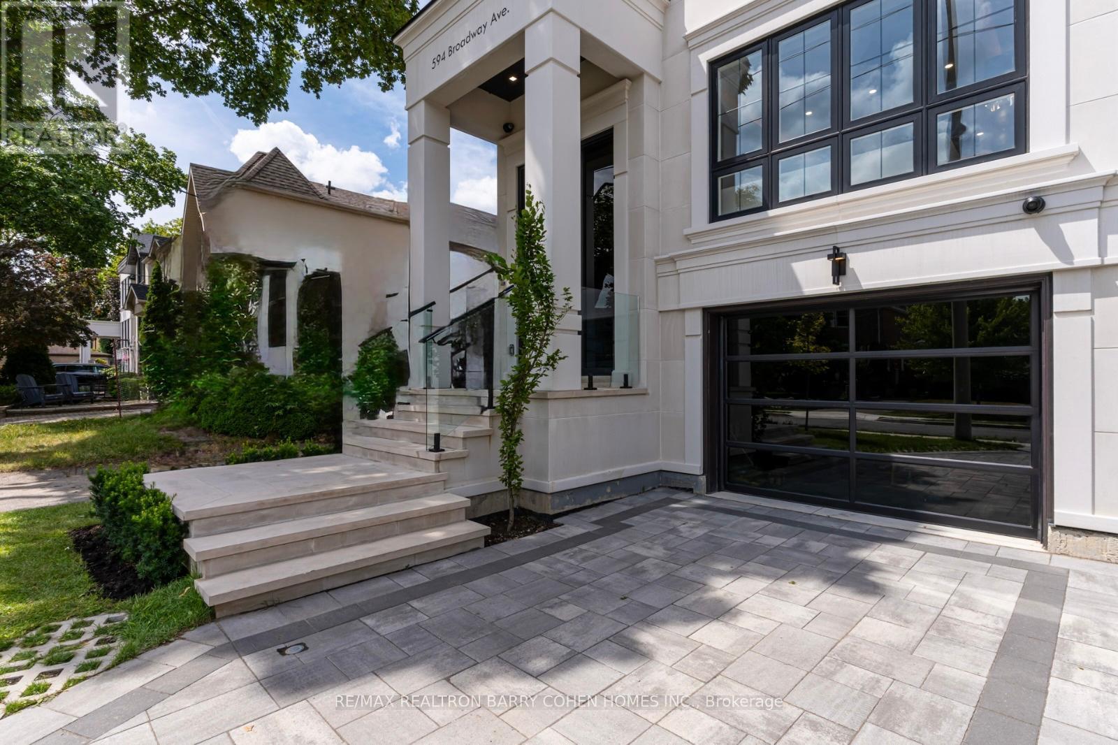 594 Broadway Avenue, Toronto, Ontario  M4G 2S5 - Photo 2 - C12438155