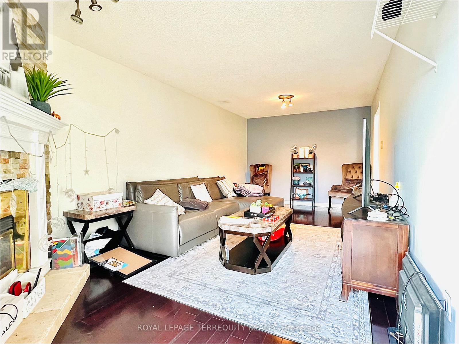 531 Loretta Court, Mississauga, Ontario  L5B 3S2 - Photo 5 - W12540214