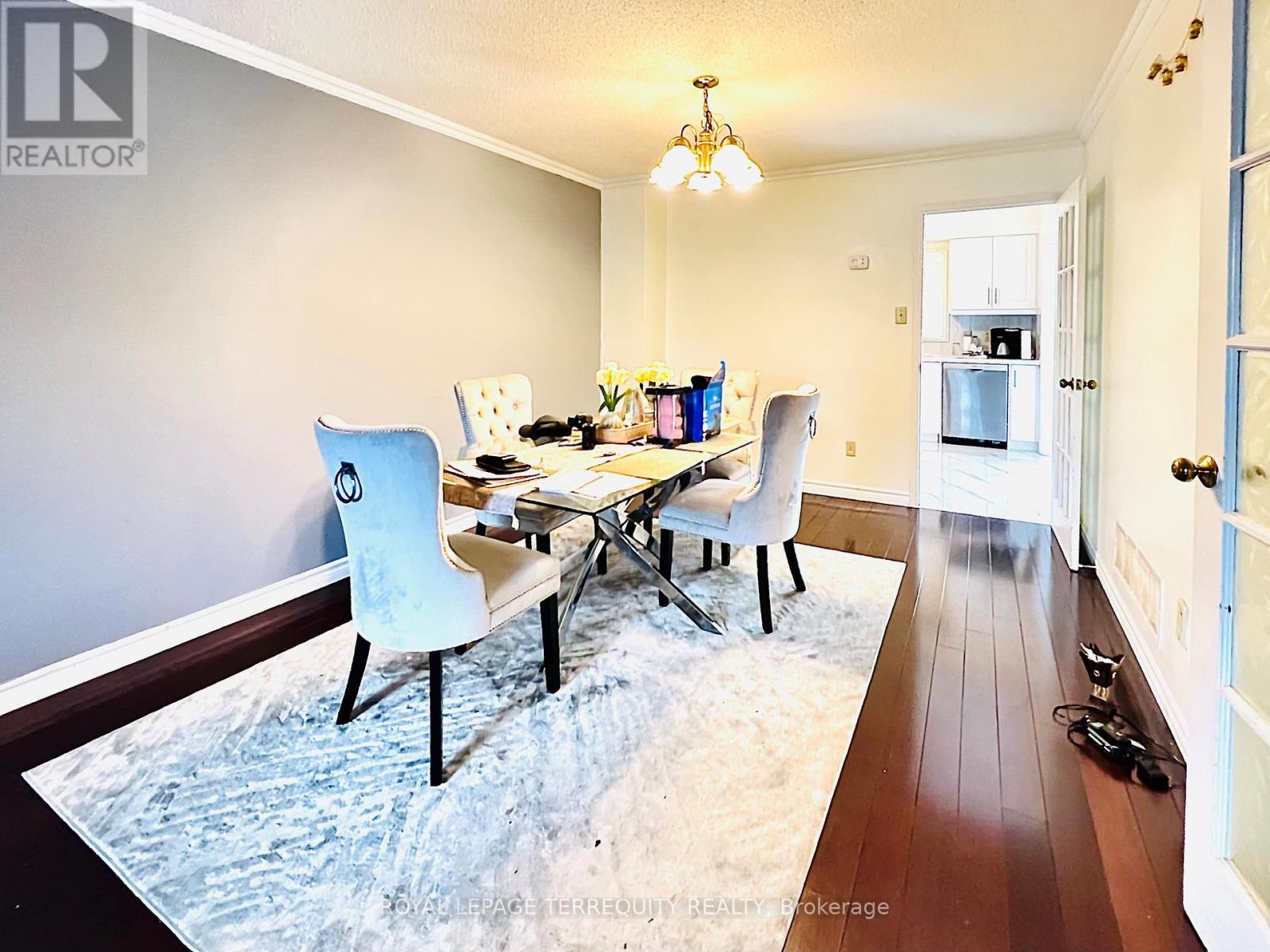 531 Loretta Court, Mississauga, Ontario  L5B 3S2 - Photo 9 - W12540214