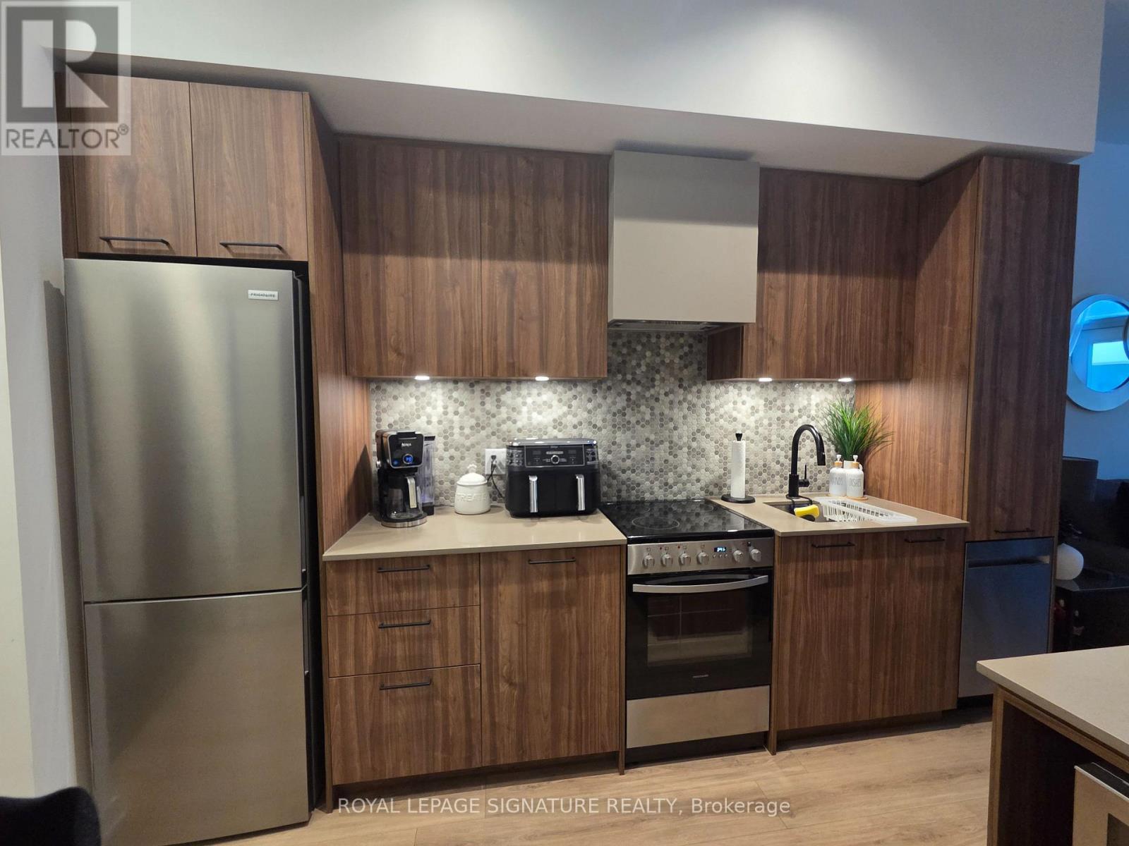 103 - 10 Lagerfeld Drive, Brampton, Ontario  L7A 5L3 - Photo 3 - W12540226