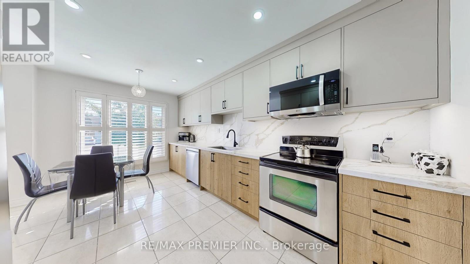 16 Magdalena Court, Toronto, Ontario  M9V 4S7 - Photo 12 - W12540364