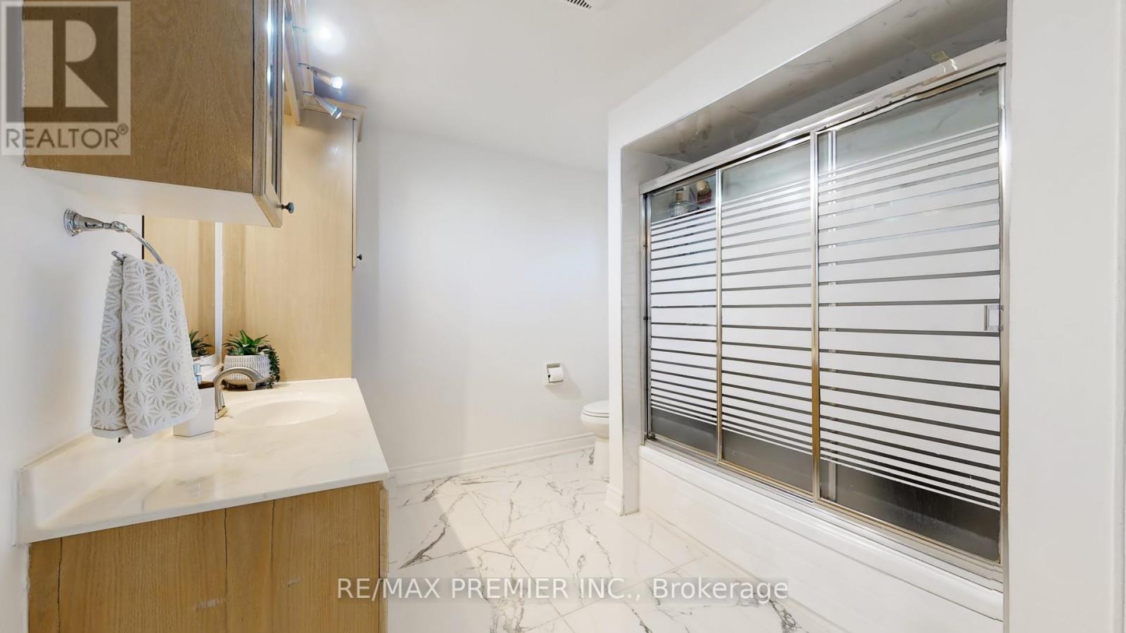 16 Magdalena Court, Toronto, Ontario  M9V 4S7 - Photo 27 - W12540364