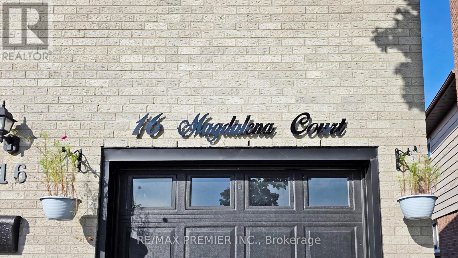 16 Magdalena Court, Toronto, Ontario  M9V 4S7 - Photo 5 - W12540364