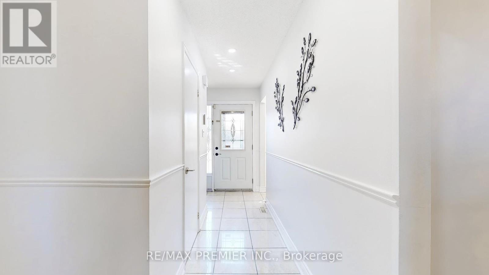 16 Magdalena Court, Toronto, Ontario  M9V 4S7 - Photo 6 - W12540364