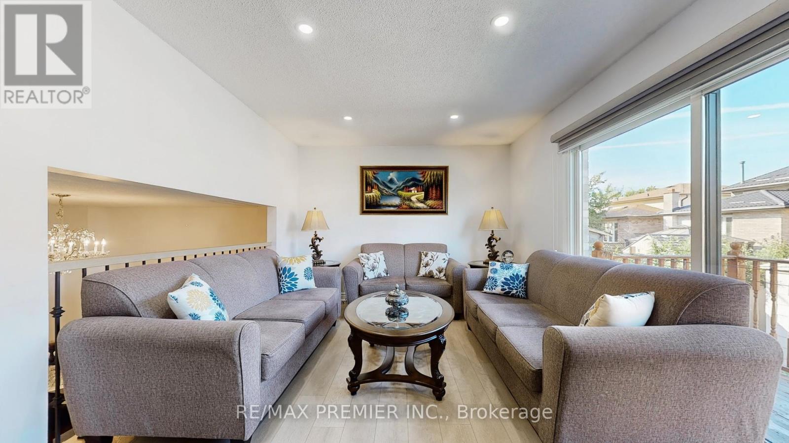 16 Magdalena Court, Toronto, Ontario  M9V 4S7 - Photo 7 - W12540364