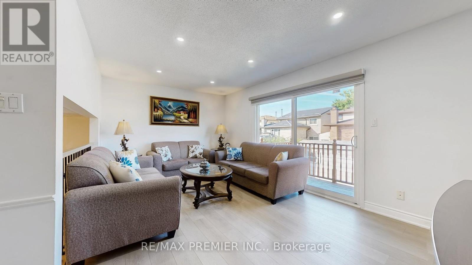 16 Magdalena Court, Toronto, Ontario  M9V 4S7 - Photo 8 - W12540364