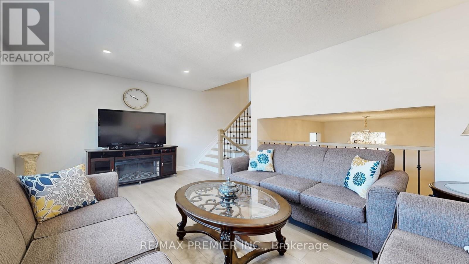 16 Magdalena Court, Toronto, Ontario  M9V 4S7 - Photo 9 - W12540364